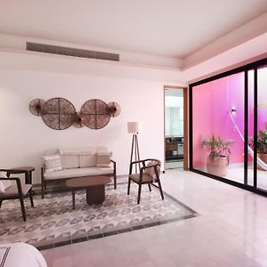 Deluxe Queen Suite